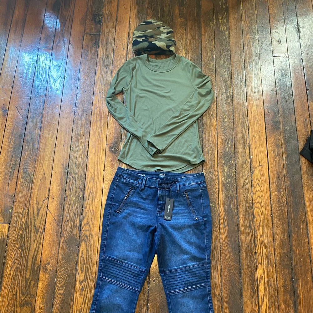 Camo Beanie, Olive green tee shirt, zipper skinny Jeans outfit